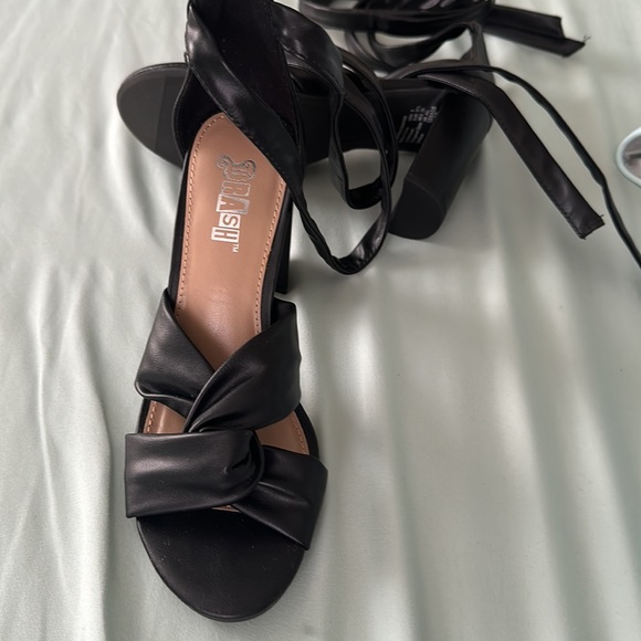 Black lace up heels - Picture 2 of 5